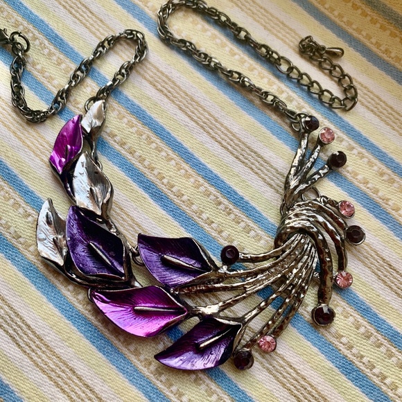 💜 Purple Calla Lilies Leaf Spray & Crystals Silver Tone Statement Necklace 💜 - Picture 1 of 7